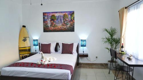 勒吉安的住宿－Balian Surf Club，卧室里设有一张床,上面有一只动物