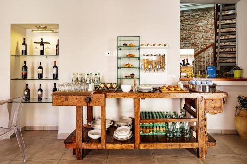 PolistenaにあるLe Suiteのワインのボトルとテーブル付きのテイスティングルーム