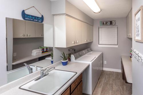 cocina con 2 lavabos y lavavajillas en HavaSunny Stay - Pool, Spa, Game Room, Fire Pit, en Lake Havasu City