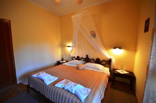 1 dormitorio con 1 cama con toallas en Felicita, en Paleokastritsa
