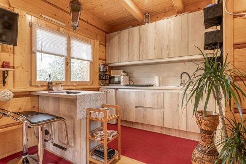 Log Cabin Chalets with Private Saunaにあるキッチンまたは簡易キッチン