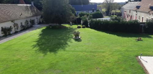 an overhead view of a large yard with green grass at Chambres d'hôtes chez Sylvie in Donnemain-Saint-Mamès