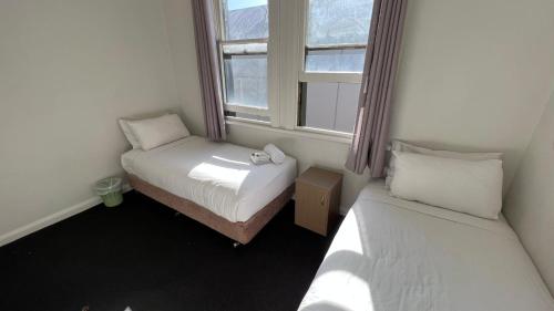 En eller flere senge i et værelse på Beachside Budget Rooms