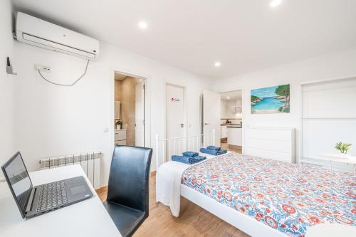 Marratxí にあるVilla Sueñosのベッドルーム1室(ベッド1台、ノートパソコン付きのデスク付)