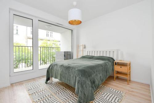 une chambre avec un lit et une grande fenêtre dans l'établissement New modern apartment in city center, à Bratislava