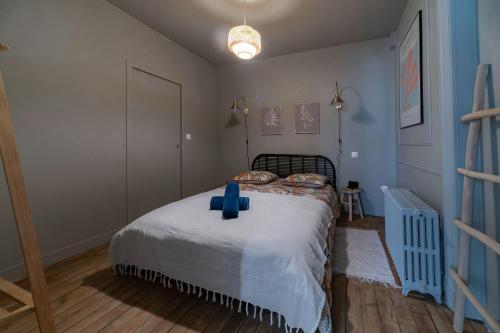 a bedroom with a bed with blue crosses on it at Résidence Aristide Briand - Appartements en Centre Ville in Vichy
