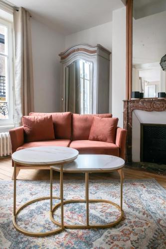 a living room with a red couch and a coffee table at Résidence Aristide Briand - Appartements en Centre Ville in Vichy