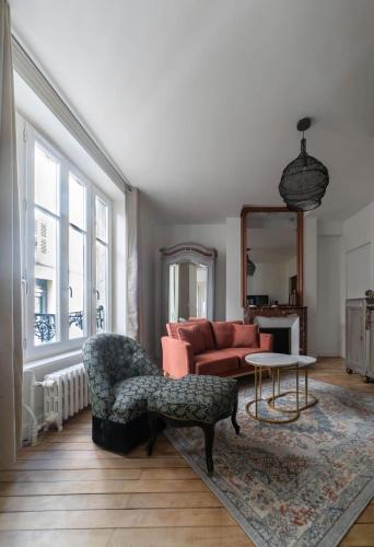 a living room with a couch and a chair at Résidence Aristide Briand - Appartements en Centre Ville in Vichy