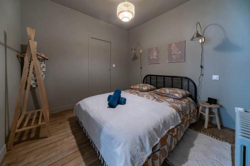 a bedroom with a bed and a wooden ladder at Résidence Aristide Briand - Appartements en Centre Ville in Vichy