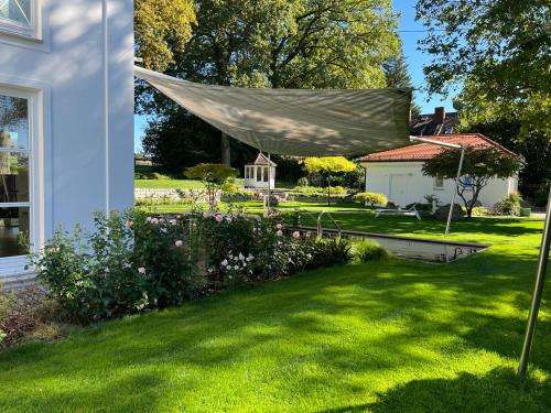 a hammock in the yard of a house at Herrenhaus - Starnberger See - Ammerland in Münsing am Starnberger See
