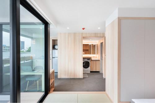 a kitchen and dining room in a house at LiveZen Bangkok Sukhumvit in Khlong Toei