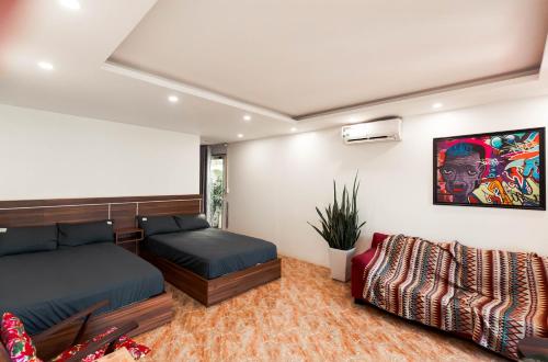 una camera con due letti e un divano in esso di AK Homestay - Motorbike Rental - Cao Bang City a Cao Bằng