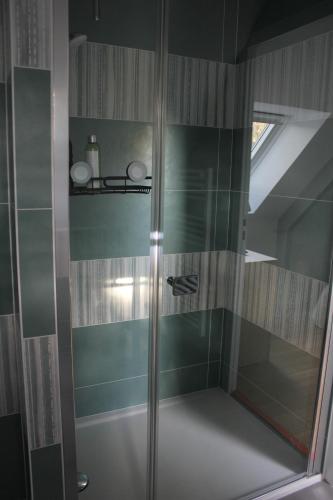 eine Dusche mit Glastür im Bad in der Unterkunft La Pérenne in Pénestin