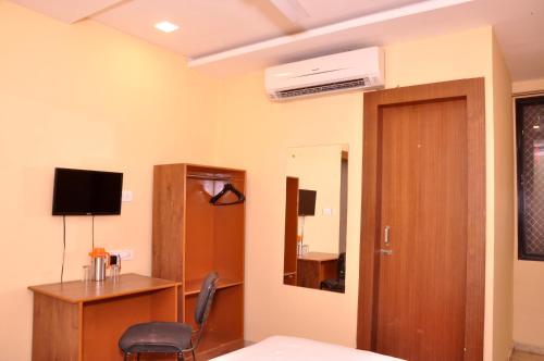 Televisyen dan/atau pusat hiburan di Krishn Palace Hotel
