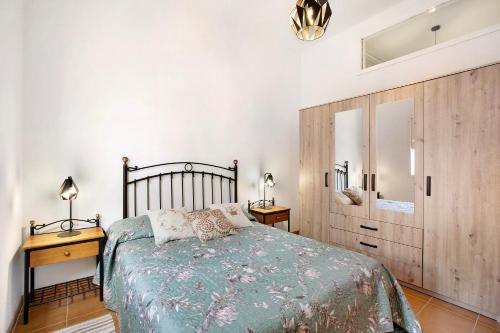 Schlafzimmer mit einem Bett und einer Holztür in der Unterkunft Casa del Mar en Tacoronte in Tacoronte