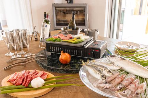 stół z talerzem ryb i warzyw w obiekcie Angler’s Resort Awajishima w mieście Awaji