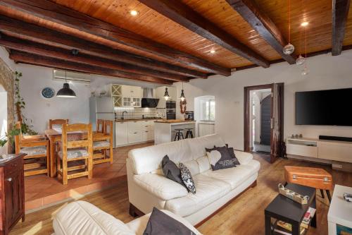 een woonkamer met een witte bank en een keuken bij Holiday Home Meja Private Pool- Happy Rentals in Križišće
