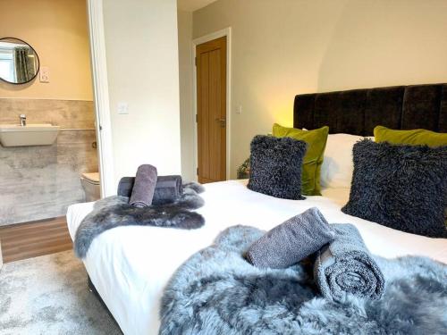 uma cama com cobertores e almofadas em cima em Carvetii - ANNE House Room 2 - Dbl bed First floor en-suite em Carlisle