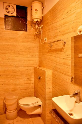 Bilik mandi di Krishn Palace Hotel