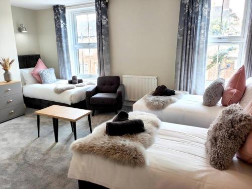 - un salon avec deux lits et un canapé dans l'établissement Carvetii - ANNE House Room 3 - Triple bed first flr en-suite, à Carlisle