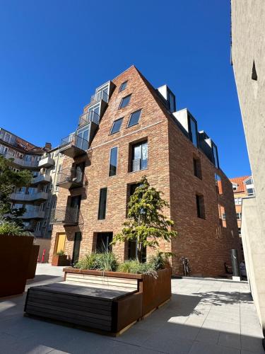 a brick building with a bench in front of it at Marselisborg Allé 9 B in Aarhus