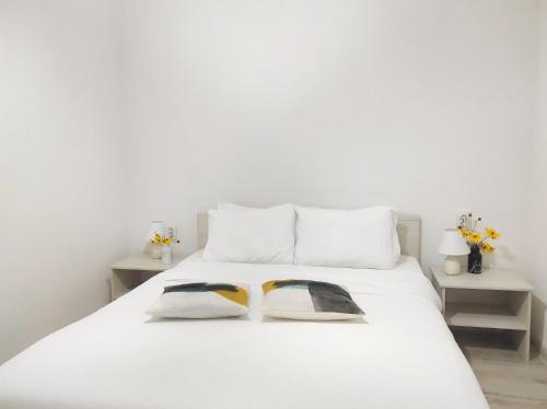 ein Schlafzimmer mit einem weißen Bett mit zwei Büchern darauf in der Unterkunft Villa Forest Paradise in Ohrid
