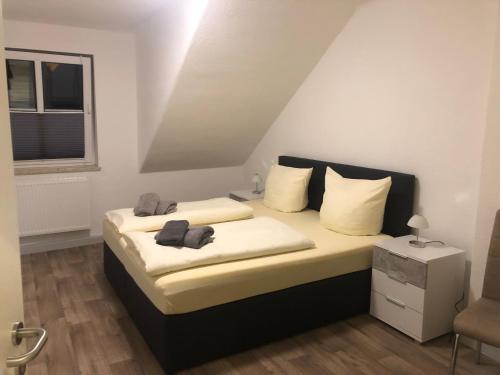 1 dormitorio con 1 cama con sábanas blancas y ventana en Pension Krug zum Schlaubetal, en Mixdorf