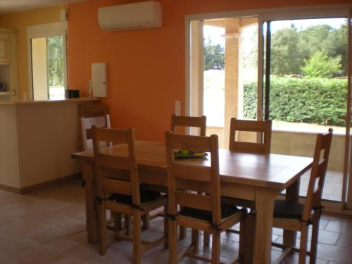 une salle à manger avec une table et des chaises en bois dans l'établissement Gites De La Grasse, à Carcassonne