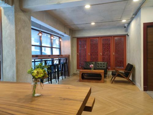 Χώρος καθιστικού στο N5 Ratchawong Hostel