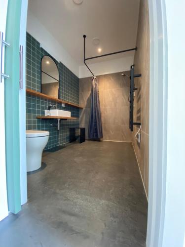 uma casa de banho com um WC e um lavatório em Woodside Bed and Breakfast em Greytown