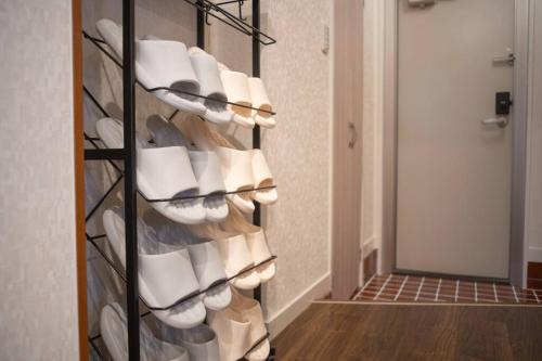 Cette chambre comprend un portant de serviettes blanches. dans l'établissement 银座合之屋 筑地市场地铁三分钟 银座徒步十分钟, à Tokyo