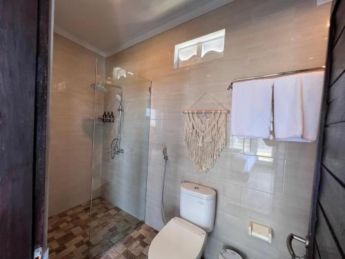Et badeværelse på Grand Yuna Hotel Nusa Penida