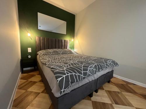 ジェシュフにあるApartamenty Marcinaのベッドルーム1室(ベッド1台、白黒の掛け布団付)