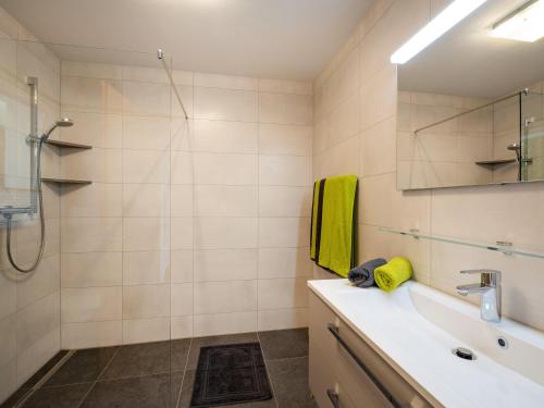 een badkamer met een wastafel en een douche bij Appartement Irmi in Söll