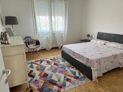 1 dormitorio con cama y alfombra en La casa di Emilio en Ponte San Nicolo