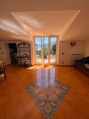 ein Wohnzimmer mit einem Teppich auf dem Boden in der Unterkunft Nonna Maria in Airola