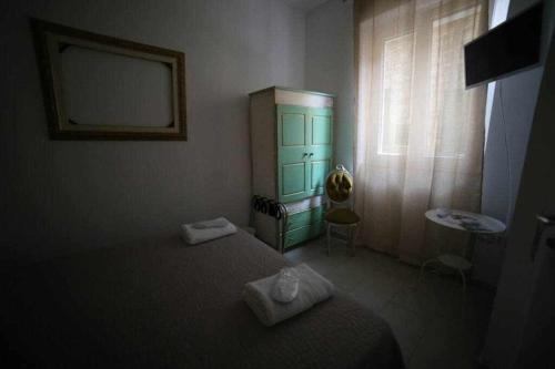 um quarto com uma cama, uma cómoda e uma janela em LE DIMORE DEGLI ARTISTI Vico Mercatello em Venosa
