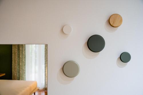 una pared con tres círculos en una pared blanca en Hortus Natural Living, en Todi