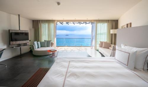 uma grande sala de estar com vista para o oceano em Kuum Hotel & Spa em Golturkbuku