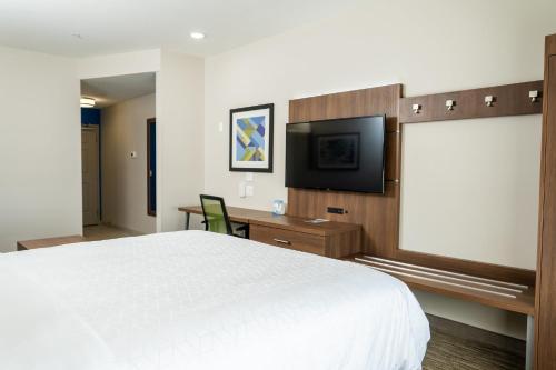 Μια τηλεόραση ή/και κέντρο ψυχαγωγίας στο Holiday Inn Express & Suites Lubbock Central - Univ Area by IHG