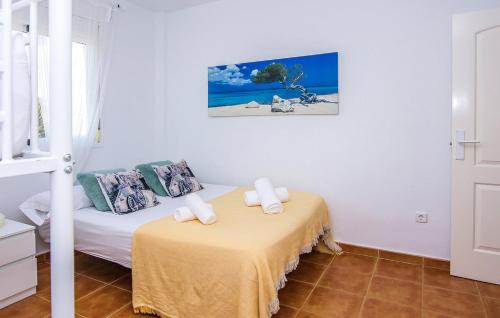 una camera da letto con un letto e un tavolo con asciugamani di II Precioso apartamento con piscina y garaje II a Cuevas del Almanzora