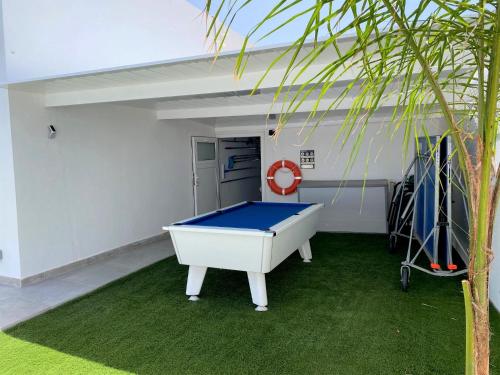 Ảnh trong thư viện ảnh của Costa Teguise 3 bed villa with sea view on the golf estate ở Teguise