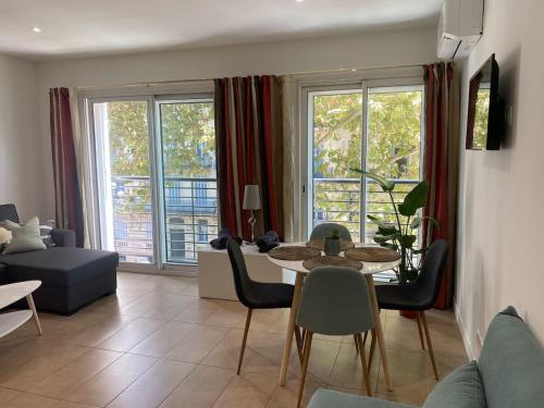 un salon avec une table, des chaises et un canapé dans l'établissement Studio douillet centre, à Cannes