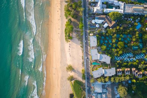 een uitzicht over het strand en de oceaan bij Paradox Resort Phuket - SHA Plus in Karon Beach