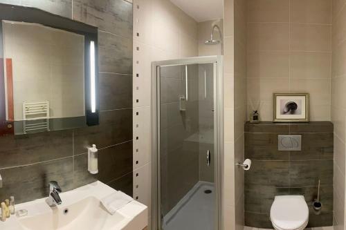 une salle de bain avec une douche, un lavabo et des toilettes dans l'établissement Studio douillet centre, à Cannes