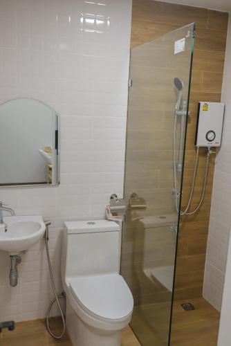 a bathroom with a shower and a toilet and a sink at มาเหนือพูลวิลล่า แม่แจ่ม เชียงใหม่ Ma-Nhuer pool villa Mae Chaem Chiangmai in Ban Chang Khoeng