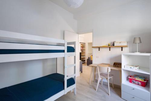 1 dormitorio con 2 literas y escritorio en Casetta con giardino, en Roma