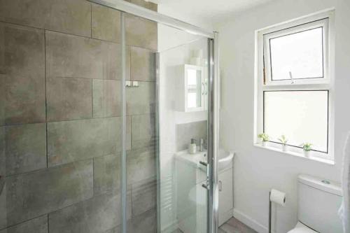 a bathroom with a shower and a sink at Pleasant 4 bed house with x6 beds in heart of Croydon !! - Photo ID Required in Croydon