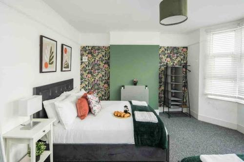 una camera da letto con un letto con banane di Pleasant 4 bed house with x6 beds in heart of Croydon !! - Photo ID & Deposit Required a Croydon