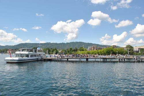 Łódź zakotwiczona jest w doku w wodzie w obiekcie GFM w Zurychu